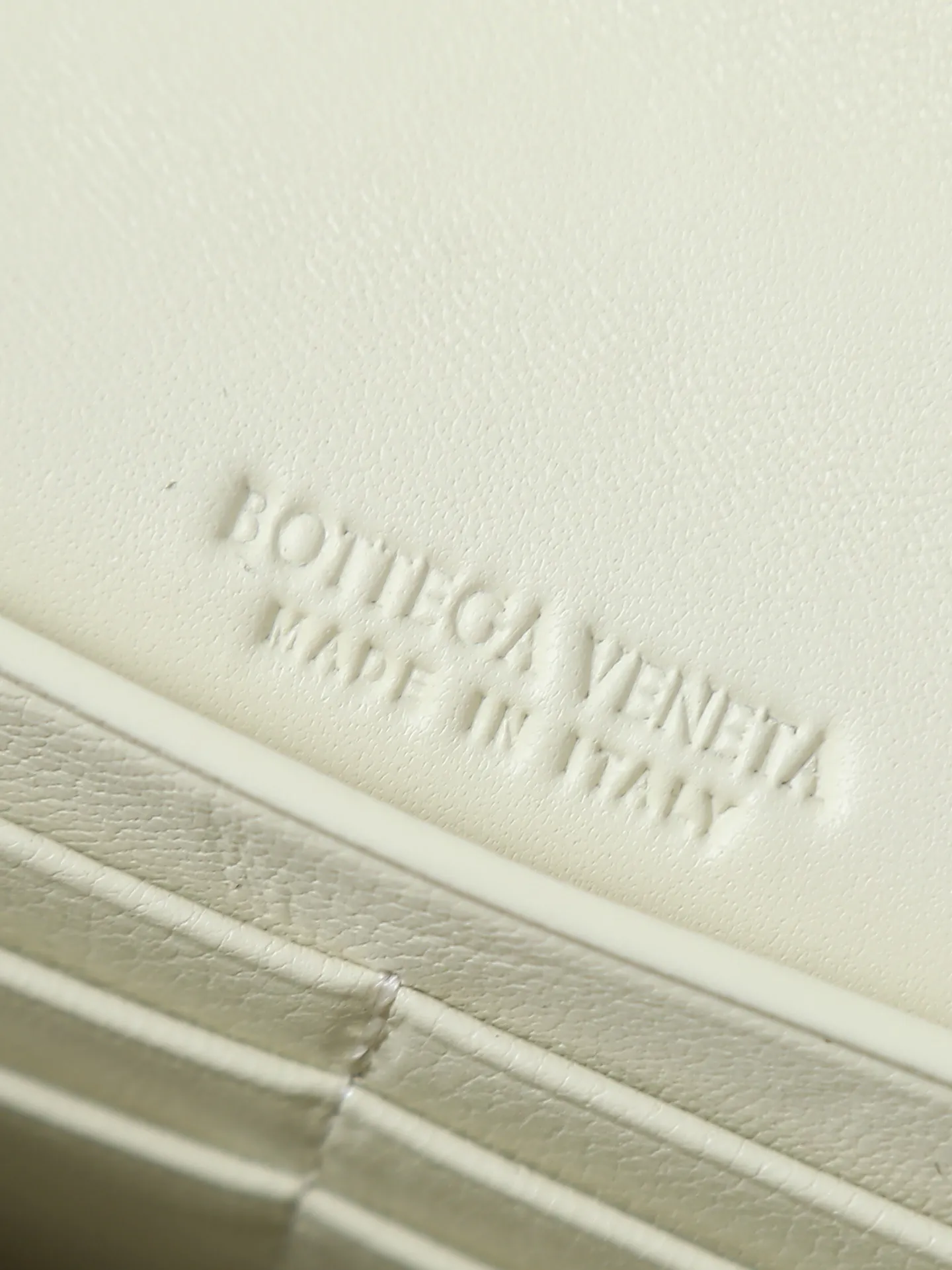 The batch of 1540 BV Andiamo evening handbags has been heavily planted again~ The designer aesthetics in the era of economic downturn are back. I fall in love with it at first sight and can't put it down. It's so beautiful and full of aura. The shape and texture are very competitive. It is light in weight and has sufficient capacity. It is a must-have for fashion people. It is suitable for many occasions, minimalist, high-end and light luxury. Model No.: 741511 Size: 31*13*3cm